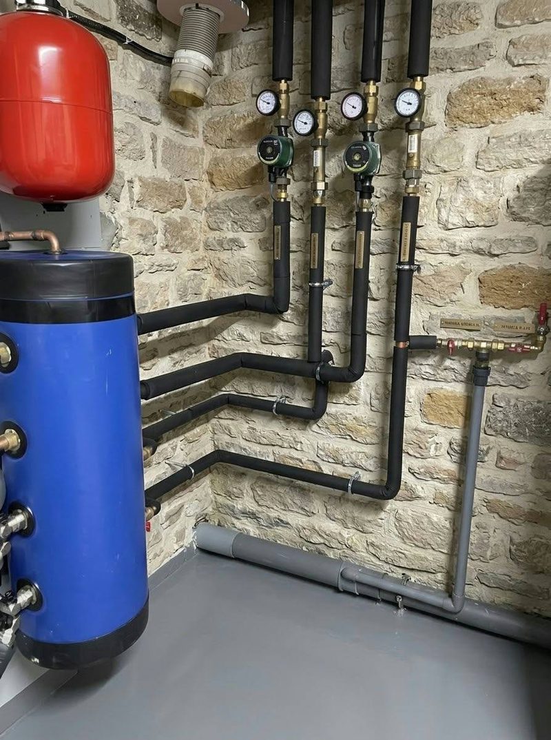 Ballon d’eau chaude et circuit de chauffage dans un local technique